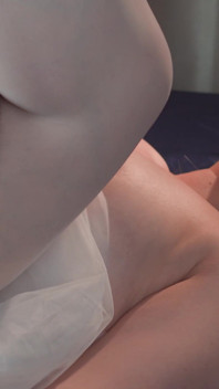 웨딩 드레스를 입은 오줌 싸는 신부는 결혼을 의심하고 미래의 배다른 아들의 큰 백인 자지에 모든 구멍을 뚫어