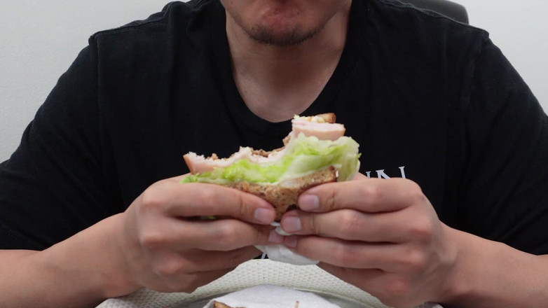 UnderXiaoQiang: Asmr asijský chlap líže snídaňový sendvič