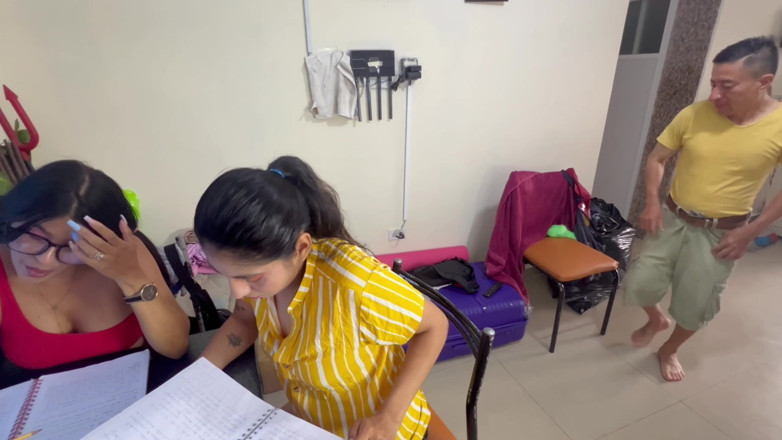 Lady: Un bătrân verde pervers fute cele două studente lesbiene.