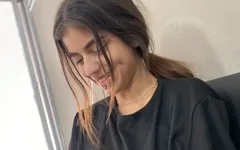 Üvey kız kardeşim beni gömleksiz göremiyor çünkü bana olan arzuları artıyor