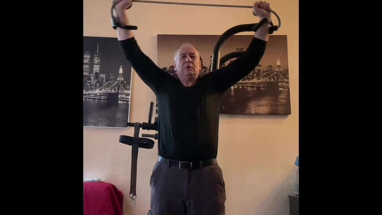 Alex Igogo: Velho se exercitando, fumando e se masturbando