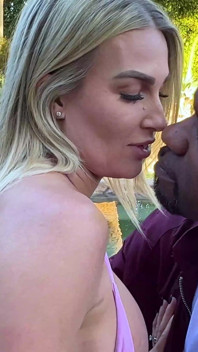 Touchmywife - une femme blonde à gros nichons reçoit une grosse bite noire - Andi Avalon
