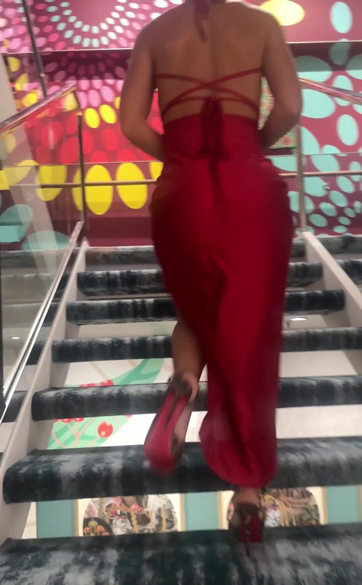 Miss Lexa: मुझे उस पोशाक के साथ गर्दन तोड़ते हुए देखने का अधिकार स्वाइप करें इससे पहले कि मैं इसे उतार सकूं