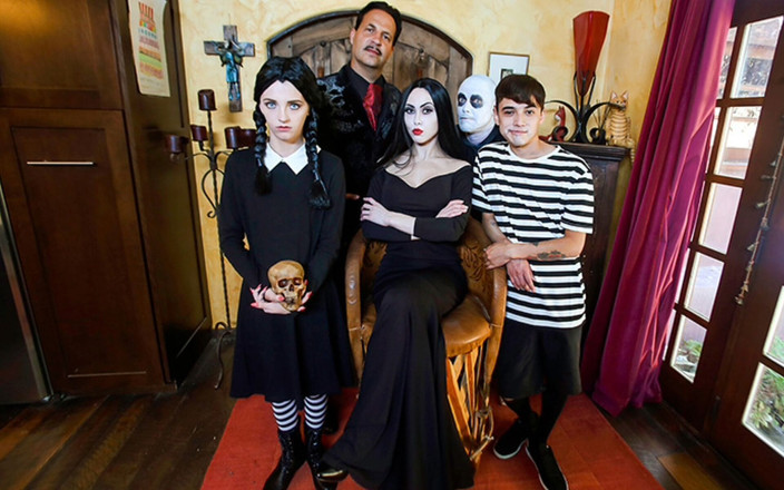 Team Skeet: Milf en een tiener in een Halloween-groepseks