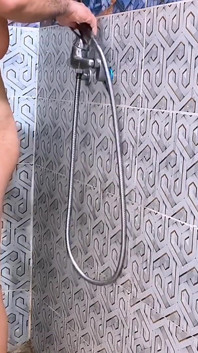 Přinutil mě sténat při nejlepším sexu ve sprše