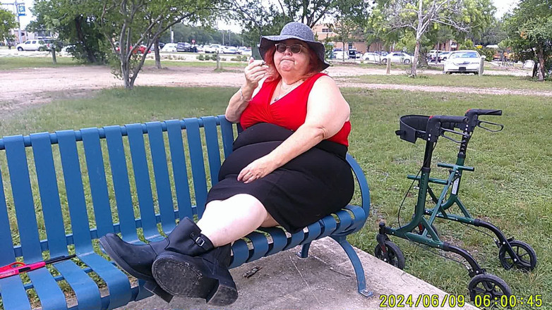 BBW nurse Vicki adventures with friends: 公園のベンチで喫煙する看護師ヴィッキー、ドレスアップ