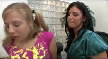 Lesbian Illusion: India Summer menikmati pepek manis si jalang blonde muda