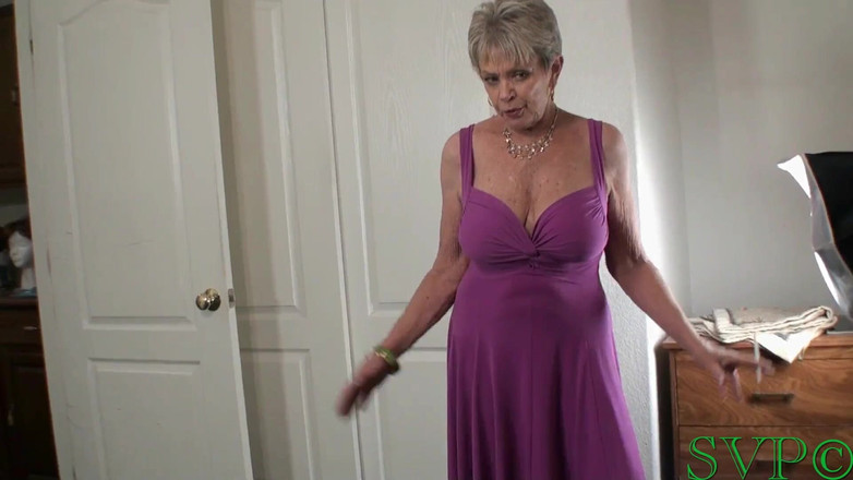 Nasty grannies: Cewek jalang ini lagi asik merokok dan minta perhatiannya