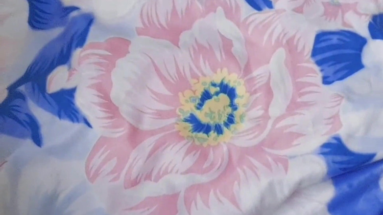 Kitty_Cross: 角からかうような笑みを浮かべながら覗くいたずらっぽいフェムボーイ