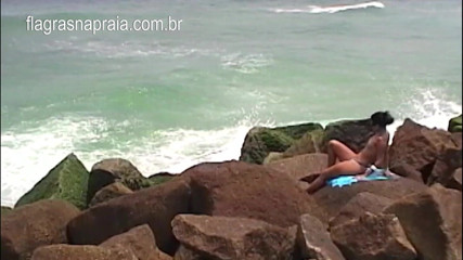 Amateurs videos: Aku merekam seorang wanita lagi topless di bebatuan dekat laut