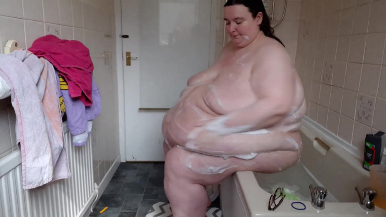 SSBBWLadyBrads: SSBBW gioca con la pancia in bagno e fa la...