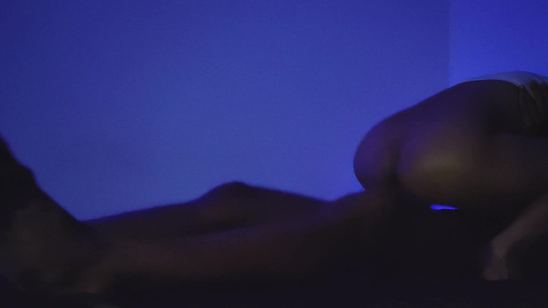 Badits all: Naolejovaný penis, masturbace na vlasy, výprask kundičky a šťastný konec