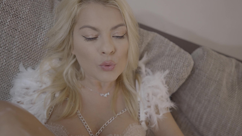 Jasmine RougeXXX: Blonďatá MILFka v punčochách dává erotické šukání nohou