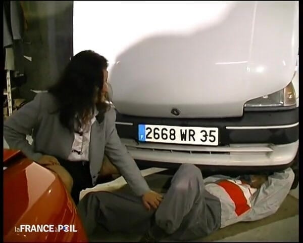French Family Secrets: Doppia penetrazione e doccia di sperma nel garage!
