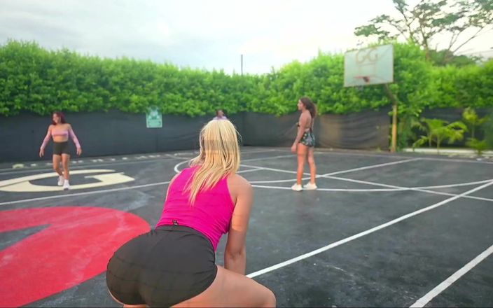 Good Girls Mansion: Bak nasıl seksi basketbol oynuyoruz