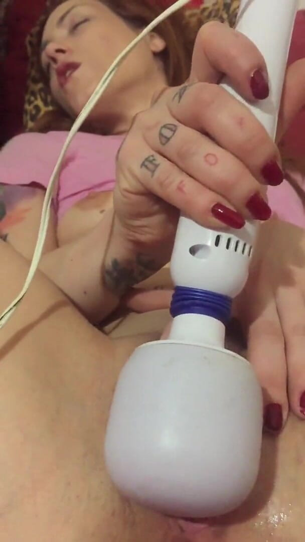 Foxy Sanie: Foxy Sanie masturbuje się w łóżku z bliska Hitachi