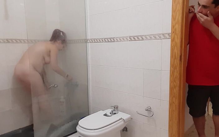 DragonGalaxy11: Meine vollbusige stiefmutter erwischt mich beim masturbieren, während sie duscht