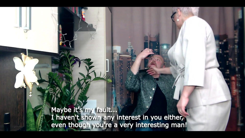 AimeeParadise: Calabacín y zanahoria en el coño maduro de una secretaria...