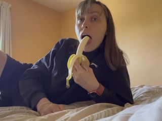 Wamgirlx: I love sucking on bananas