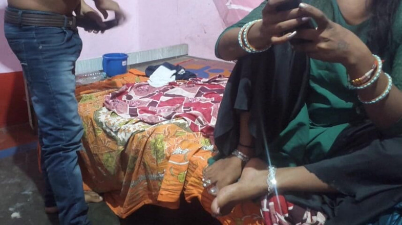 Sobha rani: Bahagian Dua Kawan Baik Berkongkek Dengan Bhabhi Kampung