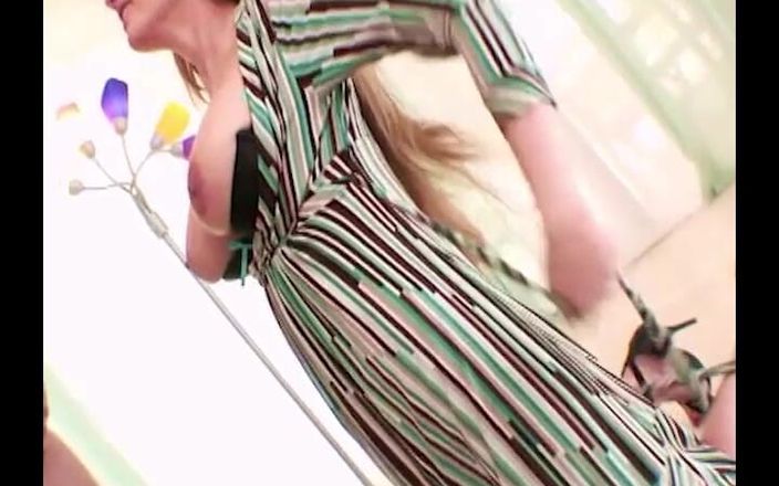 Top Web Models: Abby rodeou incríveis peitões falsos milf chupam pau e fodem...