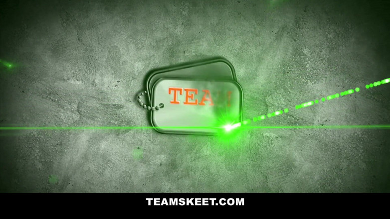 Team Skeet: Awek molek Coed Aurora Monroe membenarkan seorang lelaki yang lebih...