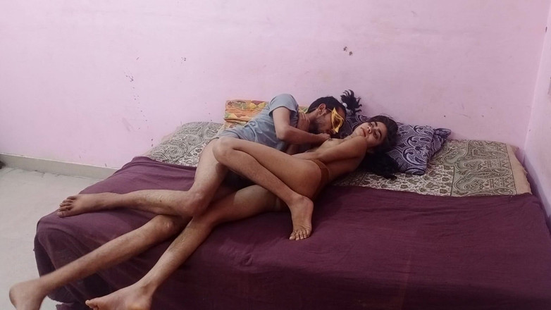 Hindi-Sex: Teman wanita India molek menunggang zakar