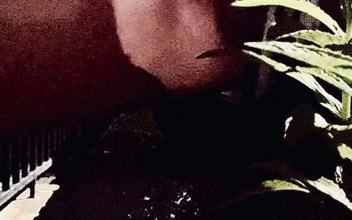 CityFemalePissMarker: Pisse décontractée en attente de ma nourriture de livraison