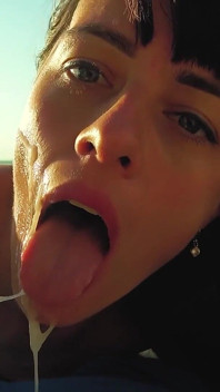 Pipe incroyable sur la plage - beaucoup de sperme sur mon visage