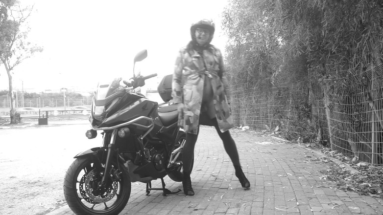 Voyager: Cada coche que pasaba veía su pene vibrar bajo su...