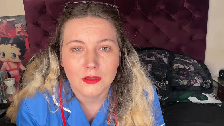 MissFFW: Enfermera Ffw soplando su nariz y finalmente recibe un estornudo