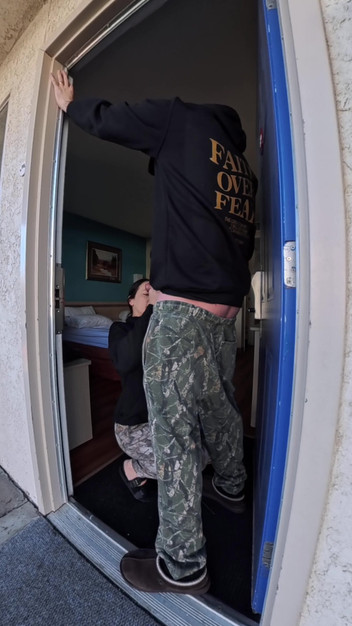 Mya Lane: 호텔 초대와 위험한 공개 섹스