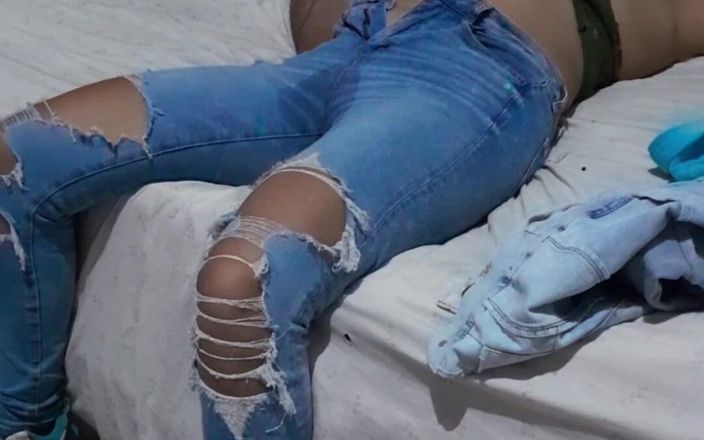Karely Ruiz: Follando a la novia de mi hijastro en mi habitación