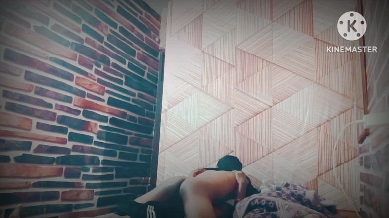 Sandeepp: 房间里的小继妹完全享受和性交的继妹