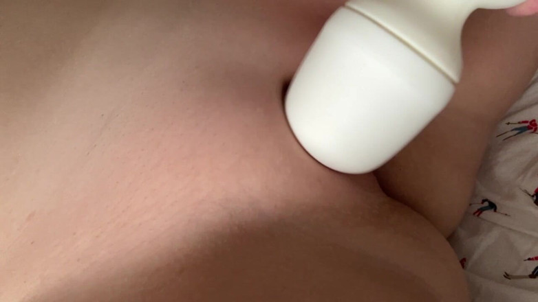 Booty_assx: Aku lagi asik masturbasi memekku pakai vibrator sampai muncrat