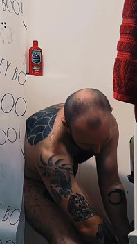 Lelaki bertatu panas mandi seksi