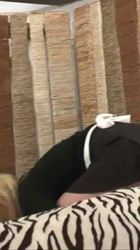 Pembantu rumah blonde nakal dikongkek keras dalam tiga hala