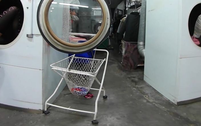 Thagson VR 360: Patru fete foarte fierbinți din spălătorie încep să-și folosească vibratoarele și să...