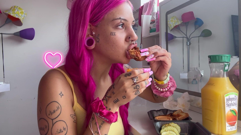 Nali Marie: Mukbang Hot Chicken Spicy Facestuffing Bimbo Overeating Petite Teen Eating...