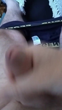 노인은 소파에 누워 큰 자지를 움직이고 있습니다.