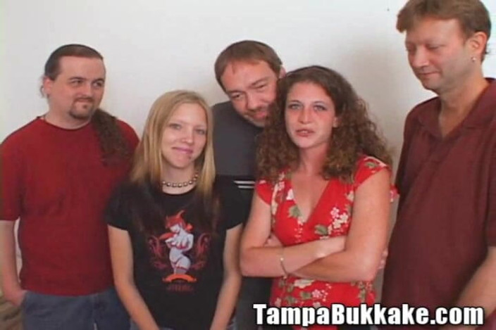 Tampa Bukkake: Dvě studentky si vyměňí sperma v gangbangu s malými prsy,...