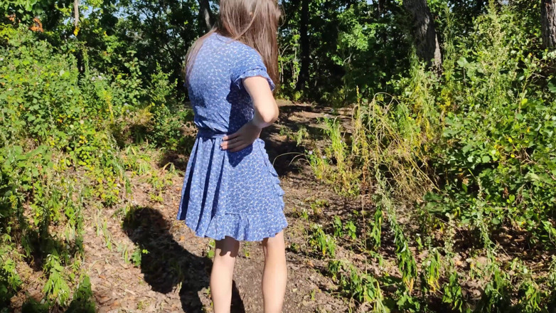MissPopa: 森の中で裸の妻が自分の尻を見せつける