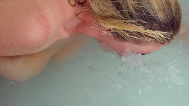 JessieHH: Mojarse en el baño te enciende