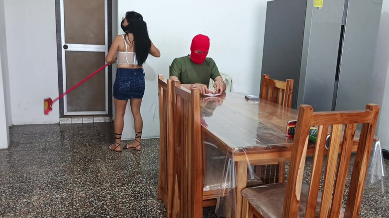 NEGRITA SEXY: La sorellastra del bandito seduce il fratellastro gay per accenderlo. È...