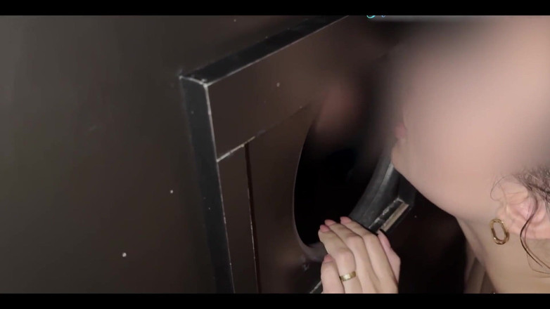 Karen Kiss: Thổi kèn cho người lạ tại gloryhole hôm nay trước...