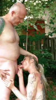 Lelaki Tua Fucks Kurus Blonde GILF Dengan Payudara Kendur Di Taman, Menyembur Dan Mendapat Air Mani Di Mulutnya