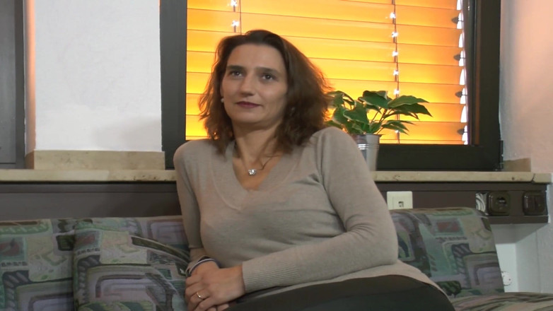 Deutsche Frauen: Stunning German MILF masturbates in solo action