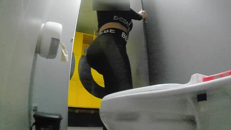 Katrina4deluxe: Dívka v koupelně a nahrává se ke mně v výzvě