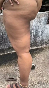 来自印度的裸体主义者在户外放松，吃新鲜的水果并享受它