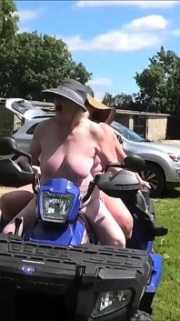 Tout Ce Dont Vous Avez Besoin, C’est De Bottes Et D’un Chapeau !!